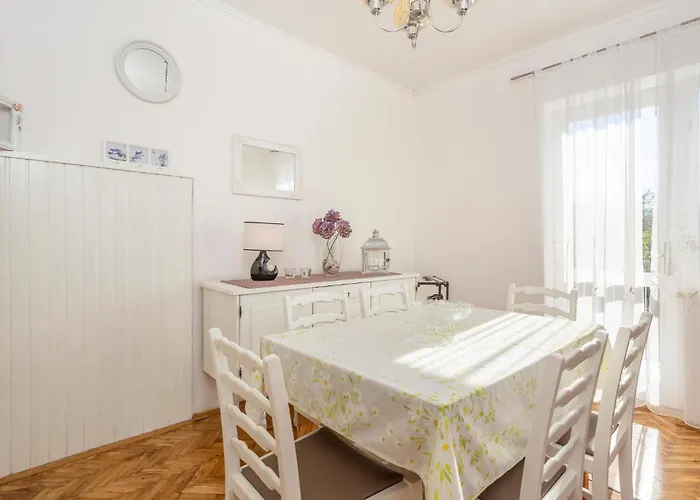 Hébergement de vacances 2 Bedroom Stunning In Omišalj