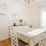Prázdninový dům 2 Bedroom Stunning In Omišalj